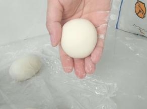 搓出圆圆的头部。