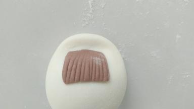 头部摁扁些，贴上刘海。