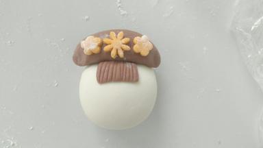 贴上旗头，及花花装饰。