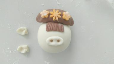 粘上猪鼻子，及耳朵。