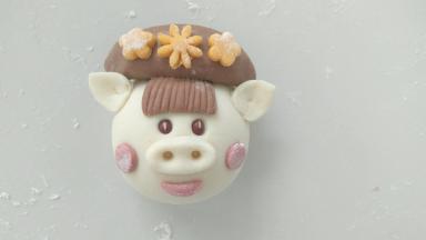 贴上嘴巴，腮红。我都是冷水上锅蒸的，开的中小火。