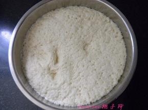 将面粉里加入干酵母、白糖和成面团，在室温下，面团发酵后有很多的孔，说明发酵好了；