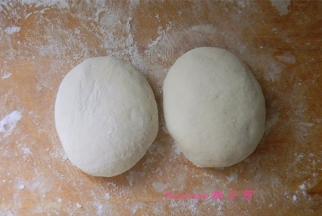 将发好的面团倒在面板上，面板上提前撒些干面粉，将面团揉光滑后松弛20分钟；