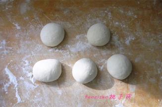 将大的面团分割成小的面剂子揉圆松弛15分钟（面剂的大小，按自己喜欢的，我做的是60克一个）；
