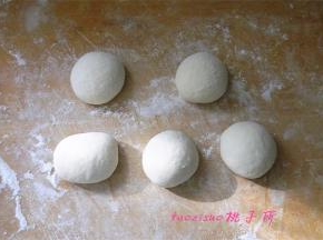 将大的面团分割成小的面剂子揉圆松弛15分钟（面剂的大小，按自己喜欢的，我做的是60克一个）；