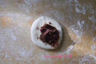 取一小面团压扁，擀圆,放上提前做好的红豆馅；