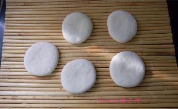 封口朝下，压扁些放在盖帘上盖上湿屉布防止吹干了，二次醒发40分钟；