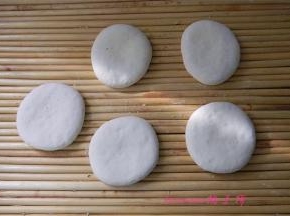 封口朝下，压扁些放在盖帘上盖上湿屉布防止吹干了，二次醒发40分钟；