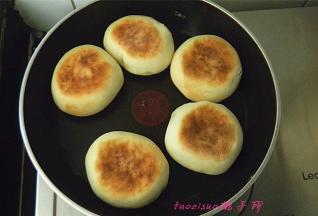 烙至两面上色后就熟了。