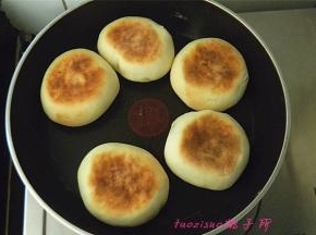 烙至两面上色后就熟了。