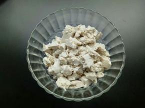 准备一小块豆腐，把豆腐放在碗中弄碎