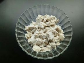 准备一小块豆腐，把豆腐放在碗中弄碎