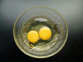 2个鸡蛋打入碗中