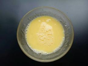 鸡蛋液中加入一勺料酒搅打均匀