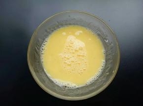 鸡蛋液中加入一勺料酒搅打均匀