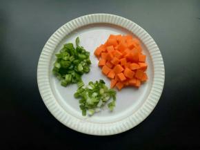 小葱切碎。胡萝卜切粒，青椒切粒