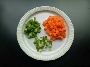 小葱切碎。胡萝卜切粒，青椒切粒