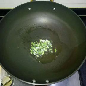 炒锅中放适量油烧热加入小葱爆香