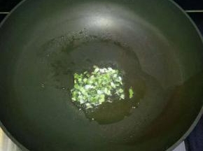 炒锅中放适量油烧热加入小葱爆香