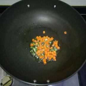 加入胡萝卜翻炒片刻