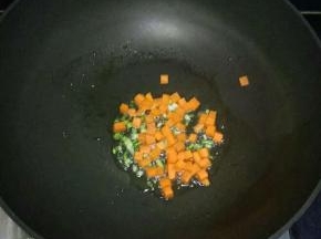 加入胡萝卜翻炒片刻