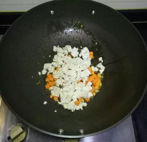 加入豆腐碎翻炒至水分蒸发