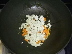 加入豆腐碎翻炒至水分蒸发