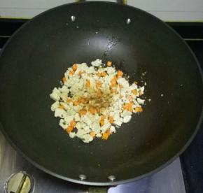 加入少许生抽和适量的十三香粉翻炒
