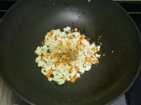 加入少许生抽和适量的十三香粉翻炒