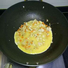 淋入打散的鸡蛋液