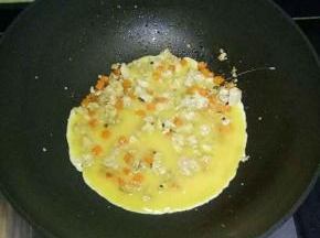 淋入打散的鸡蛋液