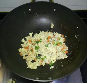 翻炒至蛋液凝固，加入青椒粒翻炒