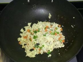 翻炒至蛋液凝固，加入青椒粒翻炒