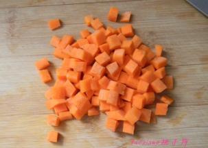将胡萝卜切小丁；