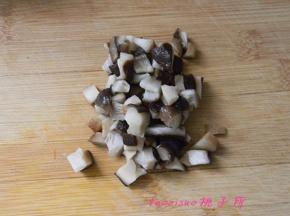 将鲜香菇焯一下，切小丁；