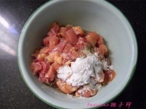 将鸡腿肉切丁后放入料理碗里，加入料酒、白胡椒粉、淀粉、食用油5克抓拌均匀，腌制15分钟；
