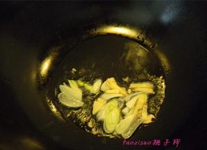 炒锅内放食用油，放入葱姜片炒香；
