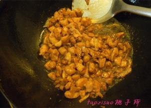 再倒入腌好的鸡丁煸炒，倒入生抽调色煸炒；