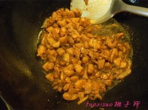 再倒入腌好的鸡丁煸炒，倒入生抽调色煸炒；
