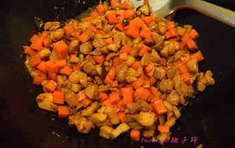再倒入胡萝卜丁、香菇丁煸炒，放入食盐调味；