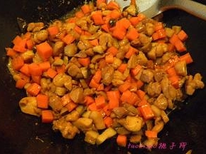 再倒入胡萝卜丁、香菇丁煸炒，放入食盐调味；