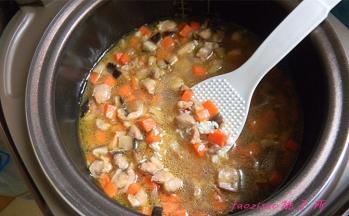 将大米洗净后和炒好的鸡丁等一起放入电饭煲里，加入水（水的量就按照平常焖饭的水的量），盖上盖按键进入焖饭程序即可。