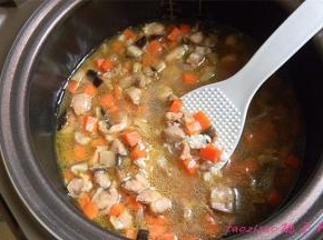 将大米洗净后和炒好的鸡丁等一起放入电饭煲里，加入水（水的量就按照平常焖饭的水的量），盖上盖按键进入焖饭程序即可。