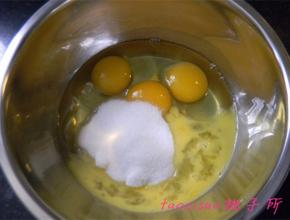 将全蛋液放入无油无水的打蛋盆里，加入砂糖95克；