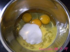 将全蛋液放入无油无水的打蛋盆里，加入砂糖95克；