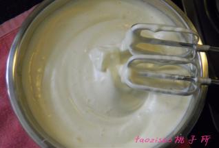 用电动打蛋器开始搅打蛋液，直到提起打蛋器，蛋糊慢慢流下，并能够留下清晰地痕迹，搅打完成；