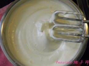 用电动打蛋器开始搅打蛋液，直到提起打蛋器，蛋糊慢慢流下，并能够留下清晰地痕迹，搅打完成；