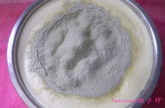 将低粉、抹茶粉筛入蛋糊里；