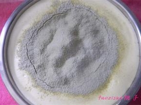 将低粉、抹茶粉筛入蛋糊里；