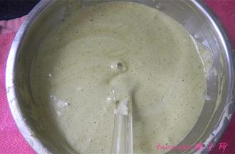 用翻拌铲将蛋糊与面粉翻拌均匀无干粉后加入牛奶，翻拌均匀成为蛋糕糊；